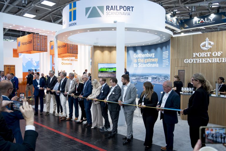 Logistik & transportmässa där flera personer klipper ett invigningsband