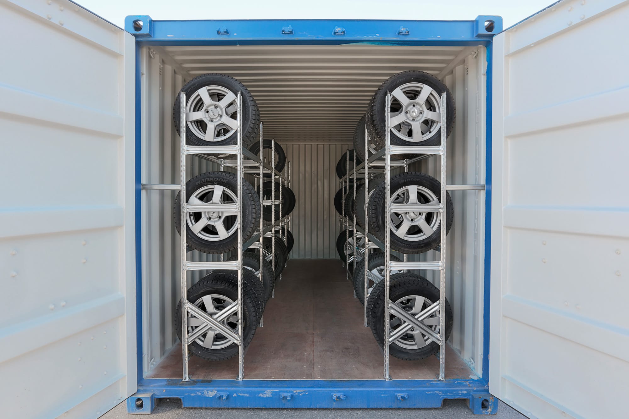 Invändig vy av 40 fot däckcontainer med däckställ i galvaniserat stål.