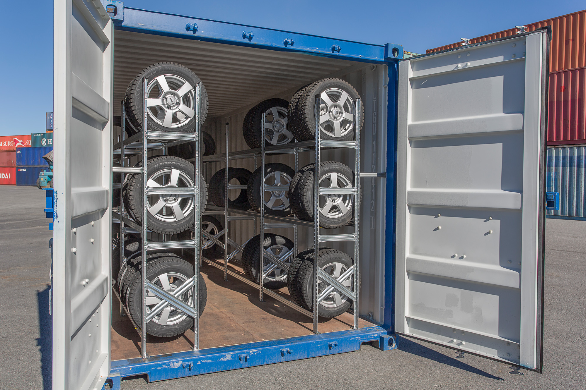 40 fot däckcontainer med vertikalt placerade däckställ längs containerns långsidor.