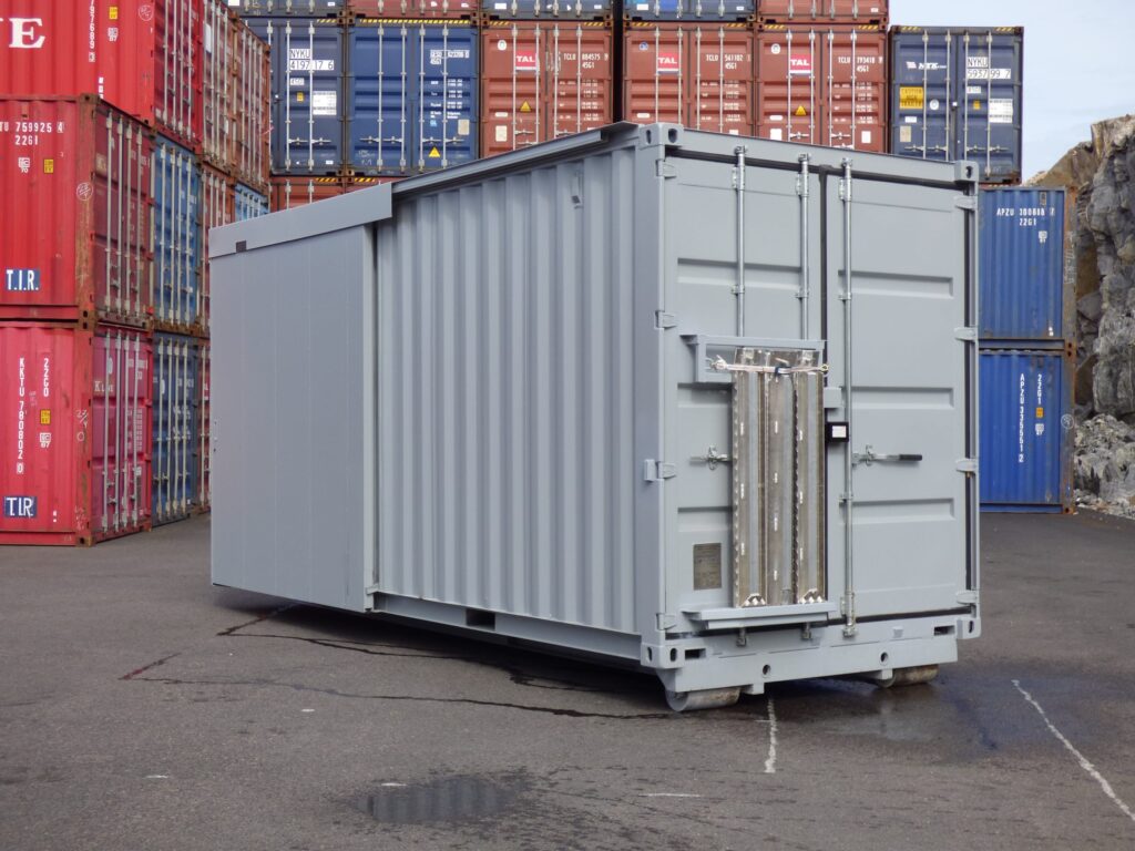 LCS asfaltscontainer i grå industrilack fotograferad från sidan på containerterminal