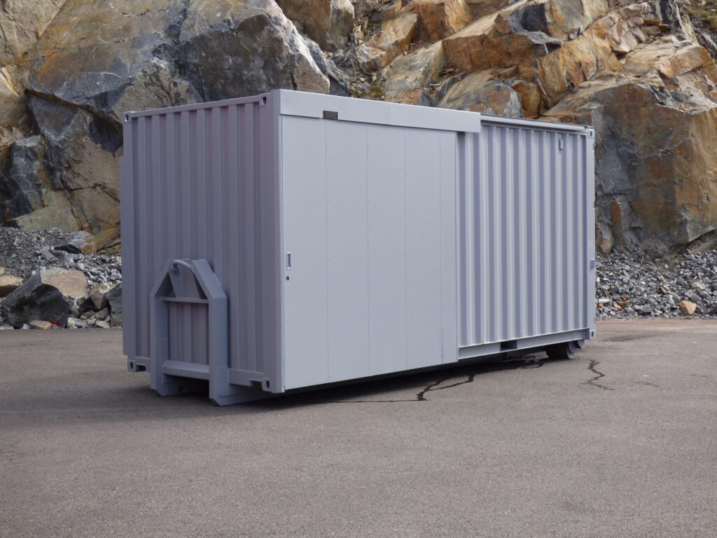 LCS asfaltscontainer fotograferad snett bakifrån med lastväxlarram och skjutdörr synliga