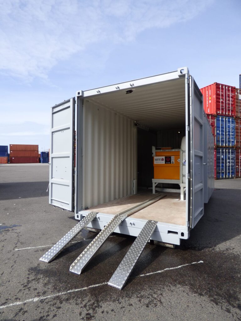 Asfaltscontainer öppen framifrån med aluminiumrampar utfällda till marken på containerterminal