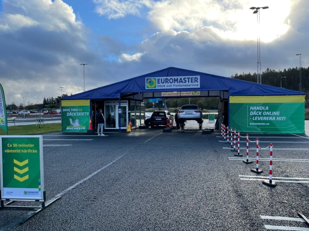 Helhetsbild av containerlösning för mobil däckverkstad med drive-in-funktion byggd av LCS