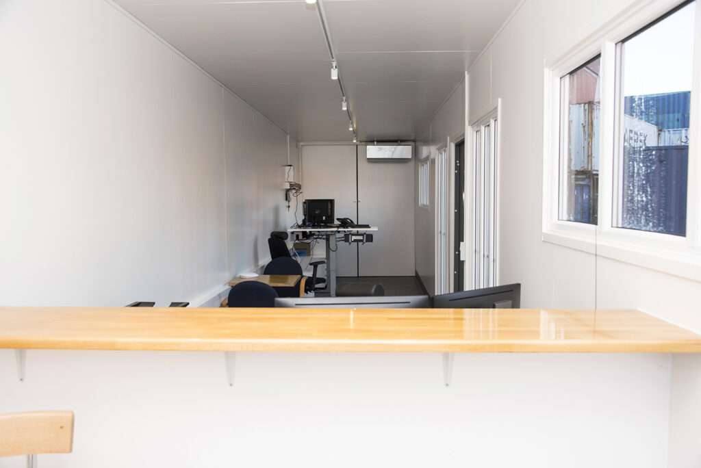 Chaufforsdisk i receptionscontainer byggd av LCS for godsmottagning pa terminal