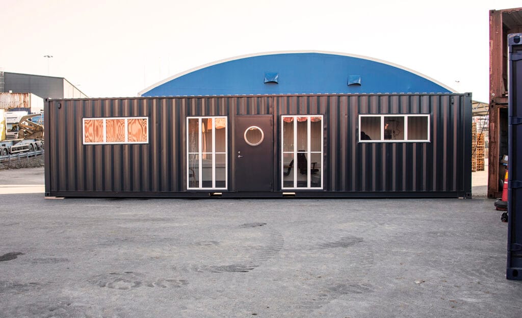 Mörk 40 fot container som reception och kontor vid godsmottagning på terminal, byggd av LCS