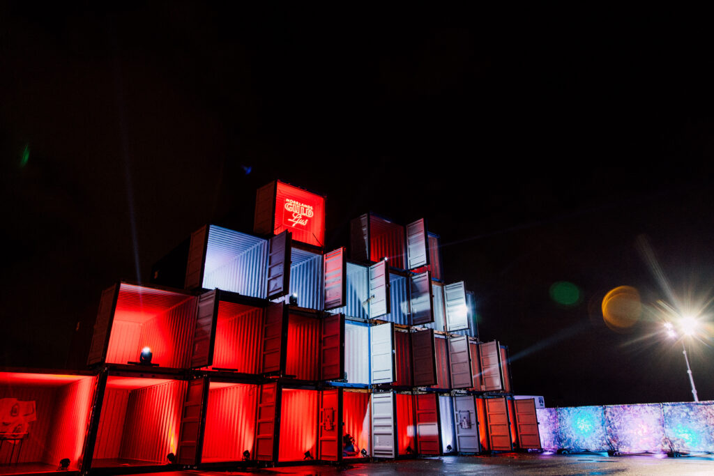 Helhetsbild av containerkonstruktion som ljus- och aktivitetsyta på festival, levererad av LCS