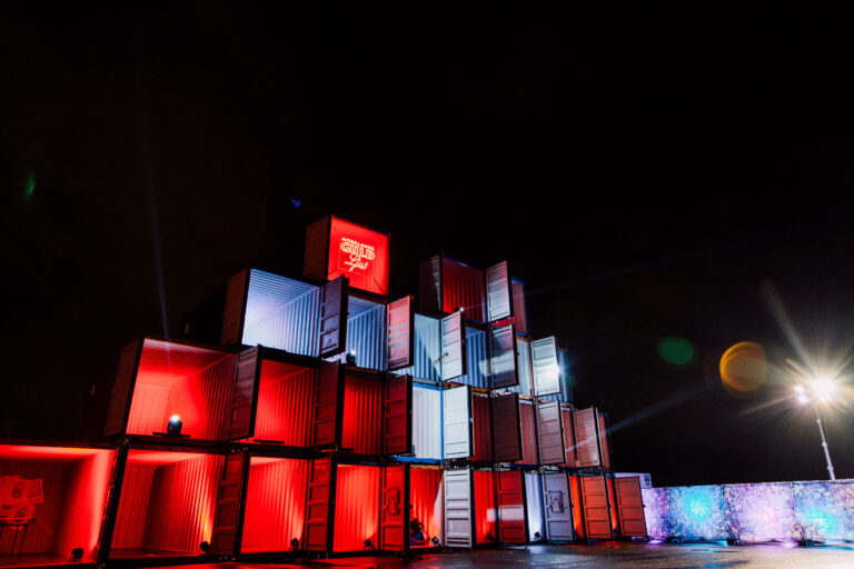 Helhetsbild av containerkonstruktion som ljus- och aktivitetsyta på festival, levererad av LCS