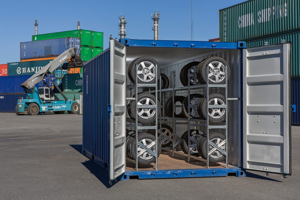 LCS specialanpassad däckcontainer med öppna dörrar och däckställ fotograferad på containerterminal