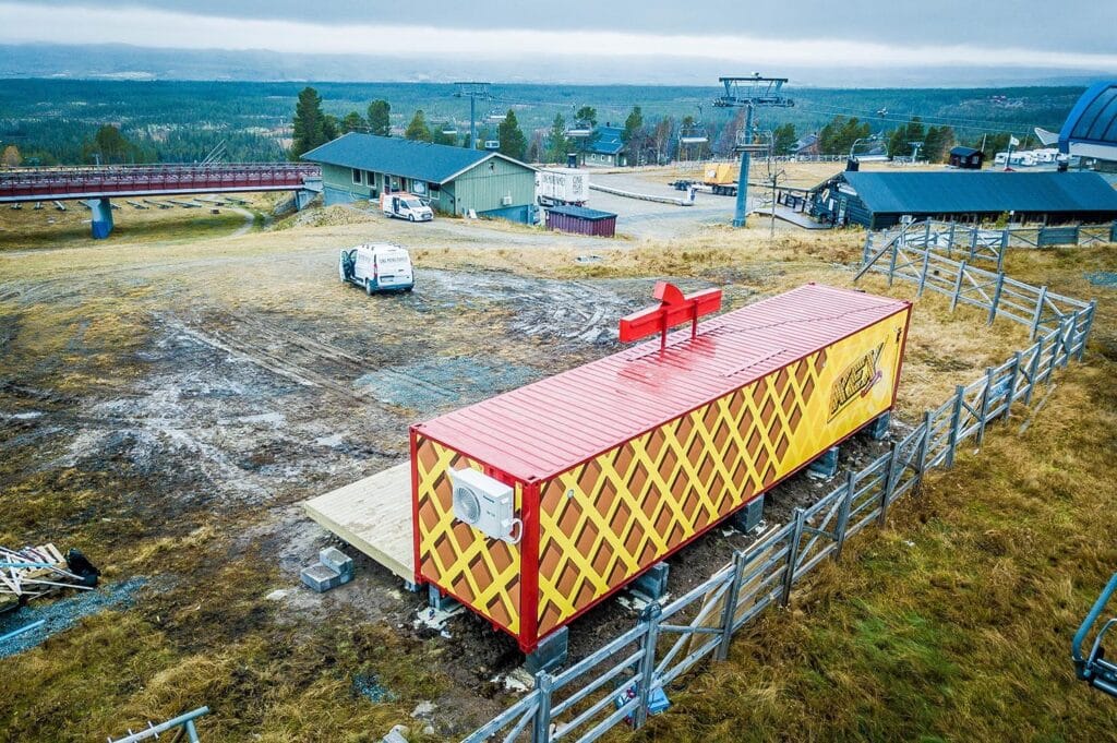 LCS eventcontainer fotograferad uppifrån med drönar, placerad vid skidanläggning med träplatform