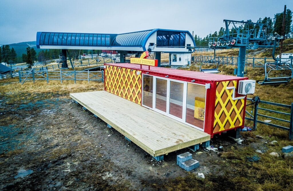 LCS eventcontainer med glasparti och träplatform placerad vid skidanläggning utan snö