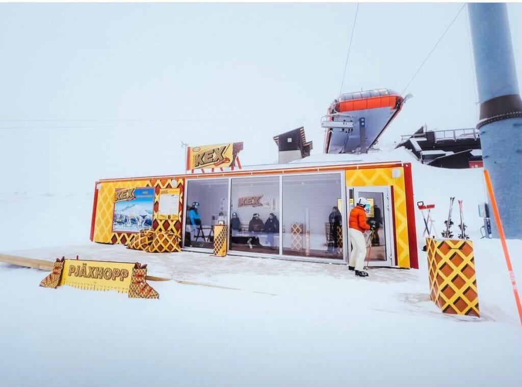LCS eventcontainer med glasparti och varumärkesdekor placerad vid skidlift i vintermiljö