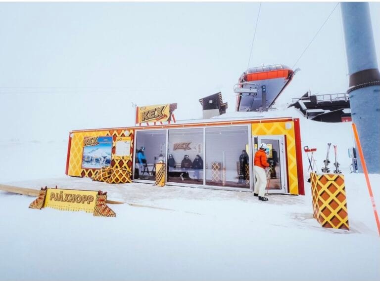 LCS eventcontainer med glasparti och varumärkesdekor placerad vid skidlift i vintermiljö
