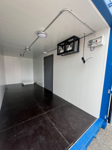 Interiör i miljörumscontainer med belysning, batterilåda och elcentral driven av solcell, byggd av LCS