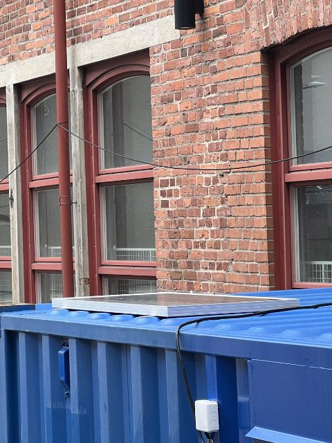 Solcellspanel monterad på taket av miljörumscontainer byggd av LCS