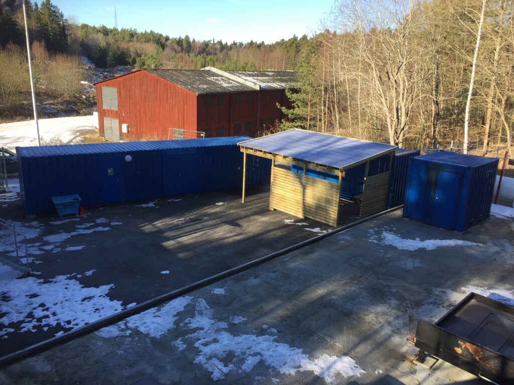 Helhetsbild ovanifrån på övningsmodul av blå containrar för brandövning, byggd av LCS