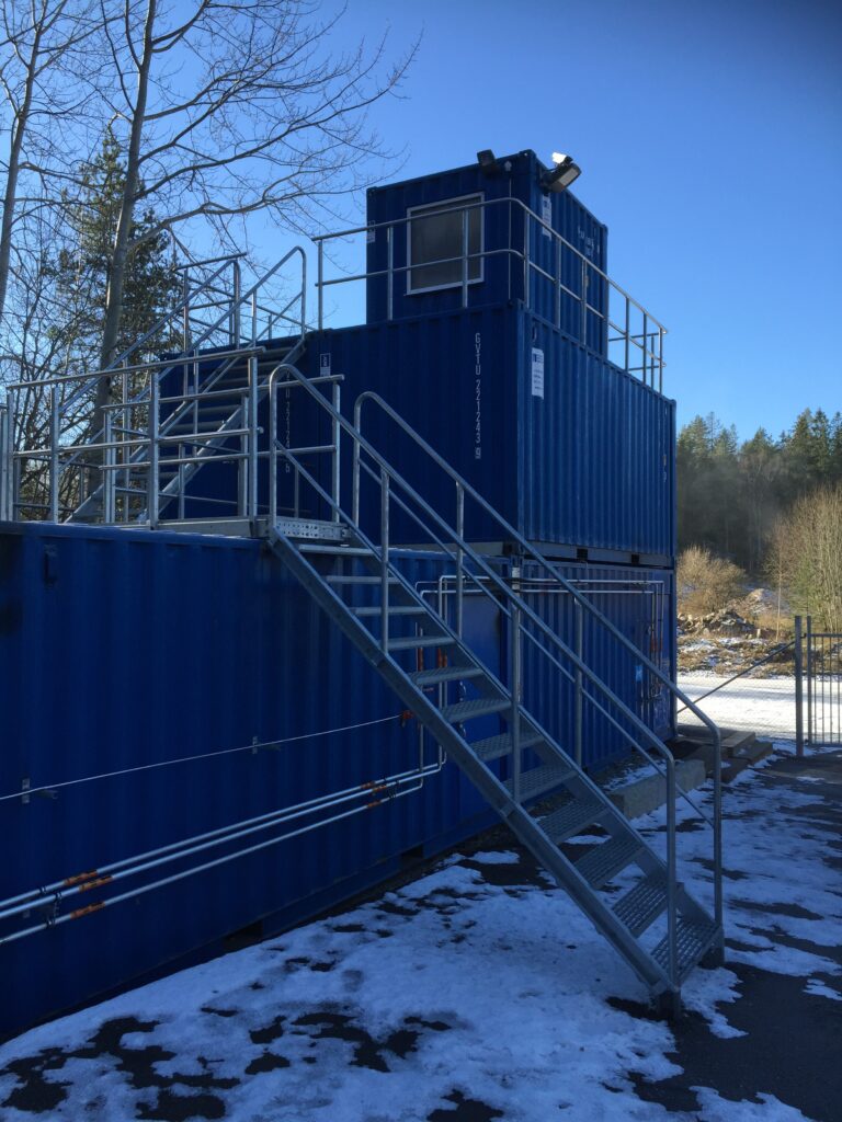 Sidovy på övningsmodul med trappa och räcken till övre container för brandövning, byggd av LCS