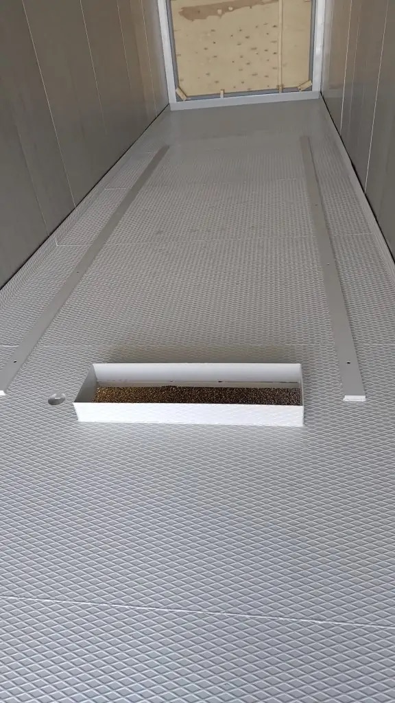 Närbild på genomföring i durkplåt i reservkraftcontainer byggd av LCS