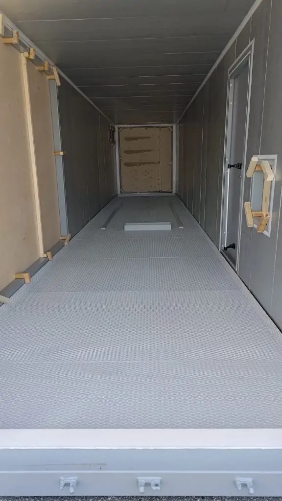 Interiör i reservkraftcontainer med durkplåt och ljuddämpande isolering, byggd av LCS
