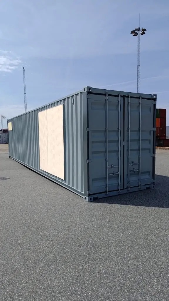 Grå 40-fots reservkraftcontainer med håltagningar på LCS terminal