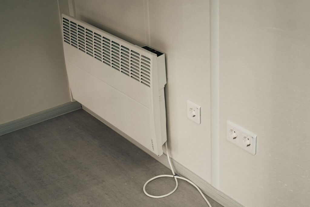 Elvärmepanel och eluttag i LCS specialbyggd showroom container för event och monter