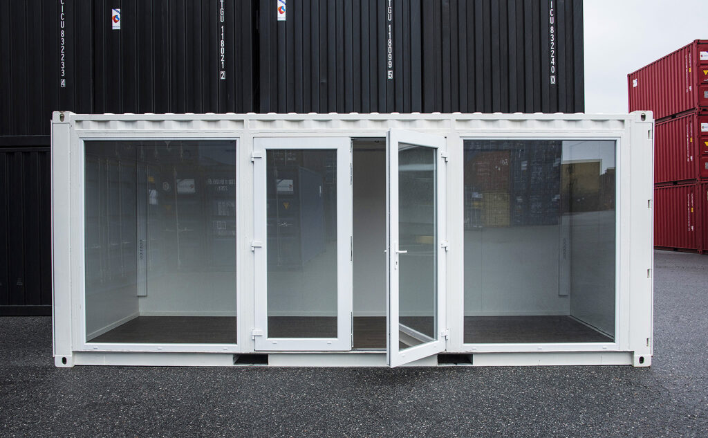 LCS specialbyggd showroom container frontvy med glaspartier och öppen glasad dubbeldörr