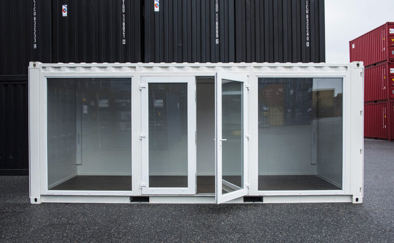 LCS specialbyggd showroom container frontvy med glaspartier och öppen glasad dubbeldörr