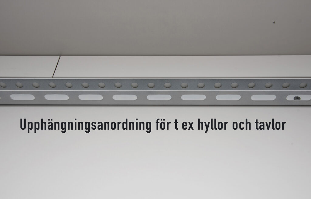 Upphängningsanordning för hyllor och tavlor i LCS specialbyggd showroom container