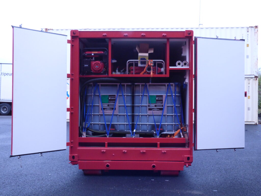 Släckskumscontainer med öppna dörrar på kortsidan, IBC-tankar och kompressor i hyllfack, byggd av LCS för oljehamnar.