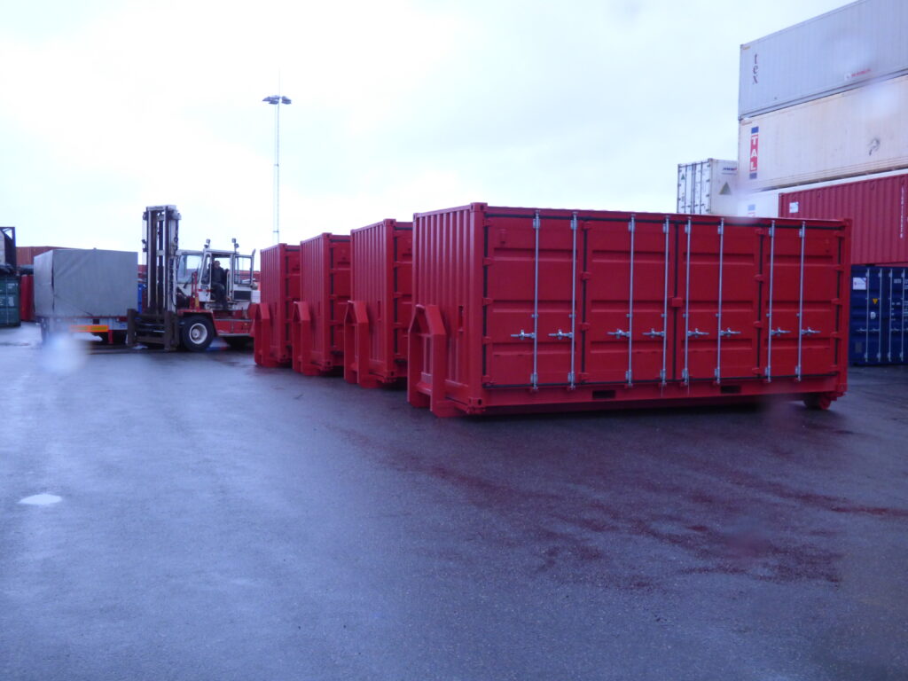 Fyra röda släckskumscontainrar uppställda på LCS terminal redo för leverans