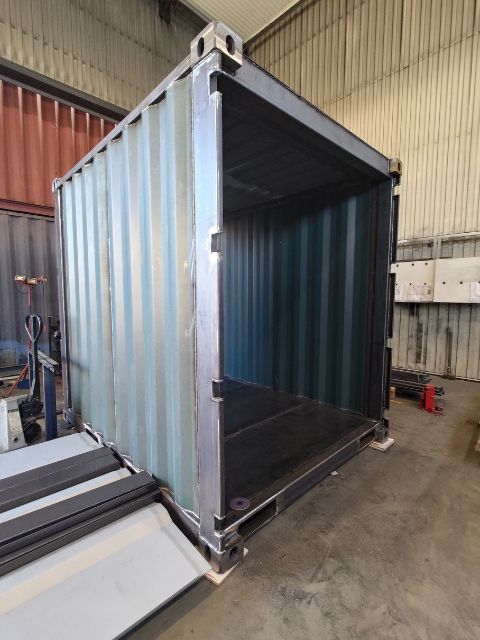 Ställverkscontainer under byggnation med råstålsstomme fotograferad i LCS verkstad