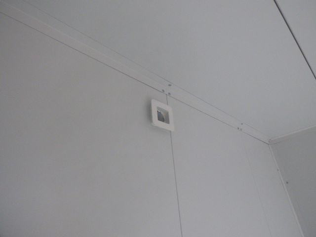 Närbild på ventilationsdon i vit plåtvägg i styrhytt för industri, byggd av LCS