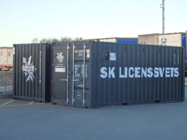 Två svetscontainrar levererade i par på LCS terminal, exteriörvy med logotyp på sidan