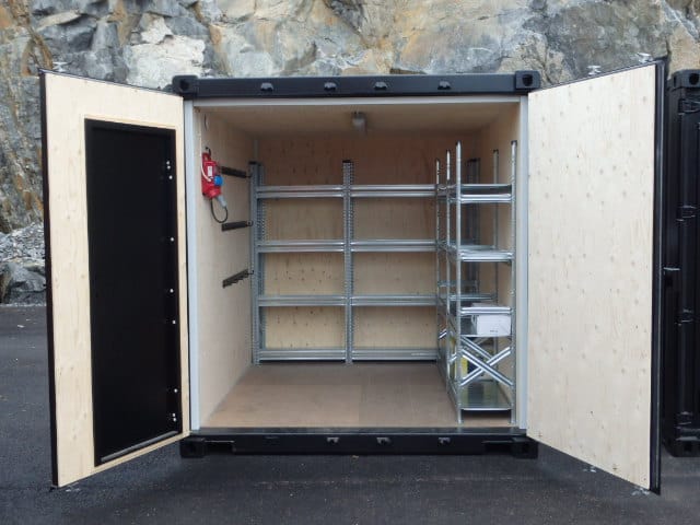 Interiör i förrådscontainer med hyllor och gångdörr, del av svetscontainerpar byggt av LCS