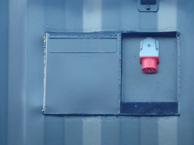 Närbild på trefasinkoppling och brevlåda på utsidan av svetscontainer byggd av LCS