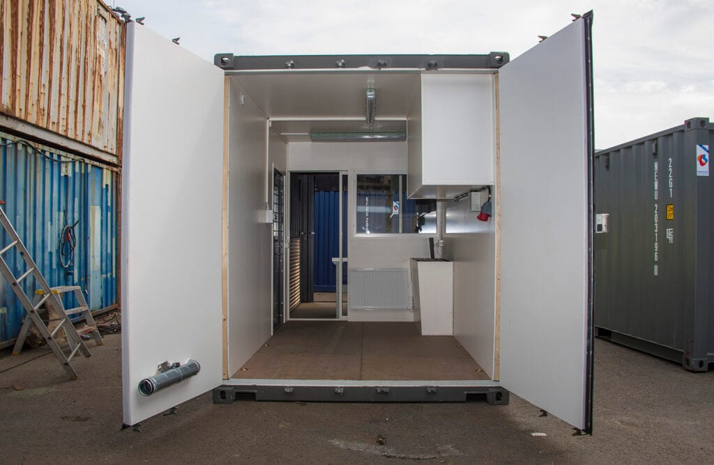 Interiör i utbildningscontainer byggd av LCS med övningsrum, mellanvägg och fönsterparti