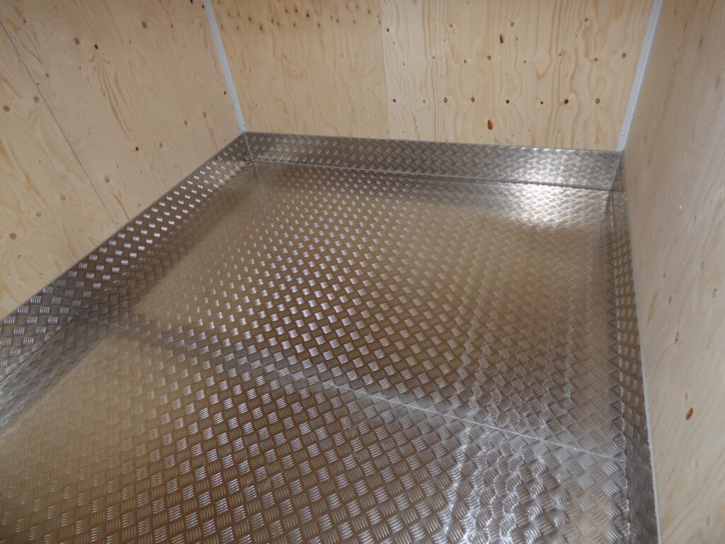 Närbild på aluminiumbalja med kantprofil i hörnet av vattenreningscontainer byggd av LCS