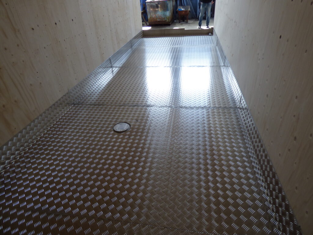 Aluminiumbalja med avlopp i vattenreningscontainer för mobil biltvätt, byggd av LCS
