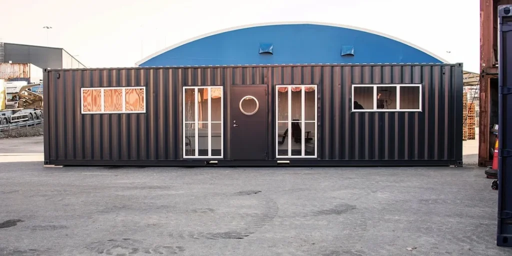 Specialcontainer anpassad för Cloetta vid utomhousevent på skidanläggning.