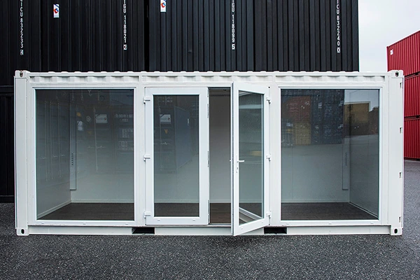 Serveringscontainer med glasparti och öppen lucka, inredd som butik för publik miljö