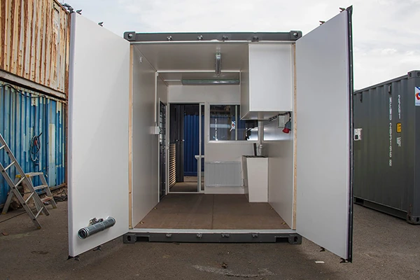 Ställverkscontainer i industrimiljö, byggd med förstärkt stålkonstruktion och brandklassat utförande