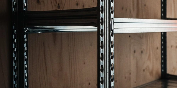 Container inredd med hyllsystem, arbetsbänkar och verktygstavlor