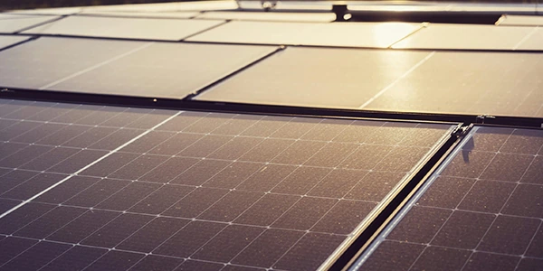 Solceller monterade på containertak för nätoberoende drift med batterilagring