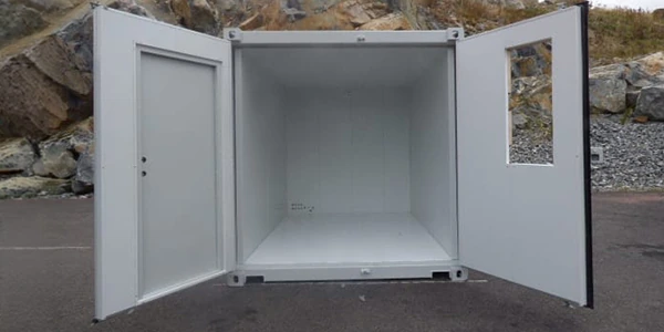 Teknikutrymme i container för serverskåp och temperaturreglering