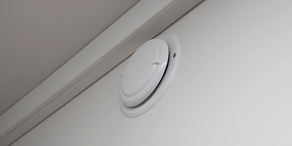 Från- och tilluftsventilation med avfuktare installerad i container
