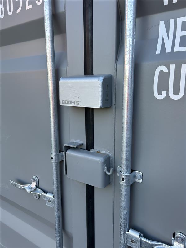 Detaljbild på BOOM 5-låset på 20 fot Byggcontainer Open Side Byggis