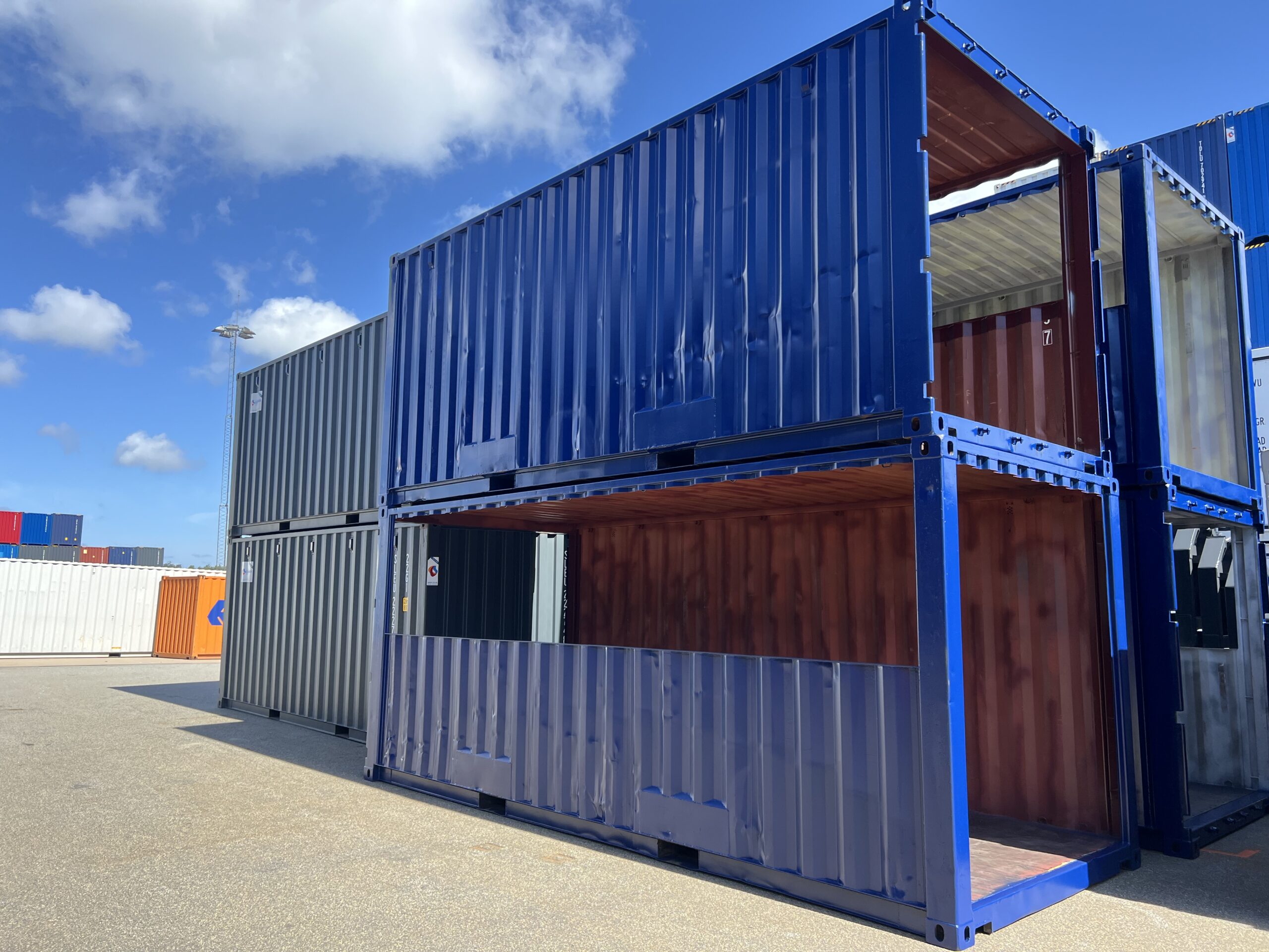 20 fot Gångtunnel Container sedd utifrån i vinkel, med öppningar i båda kortsidorna och håltagning i långsidan