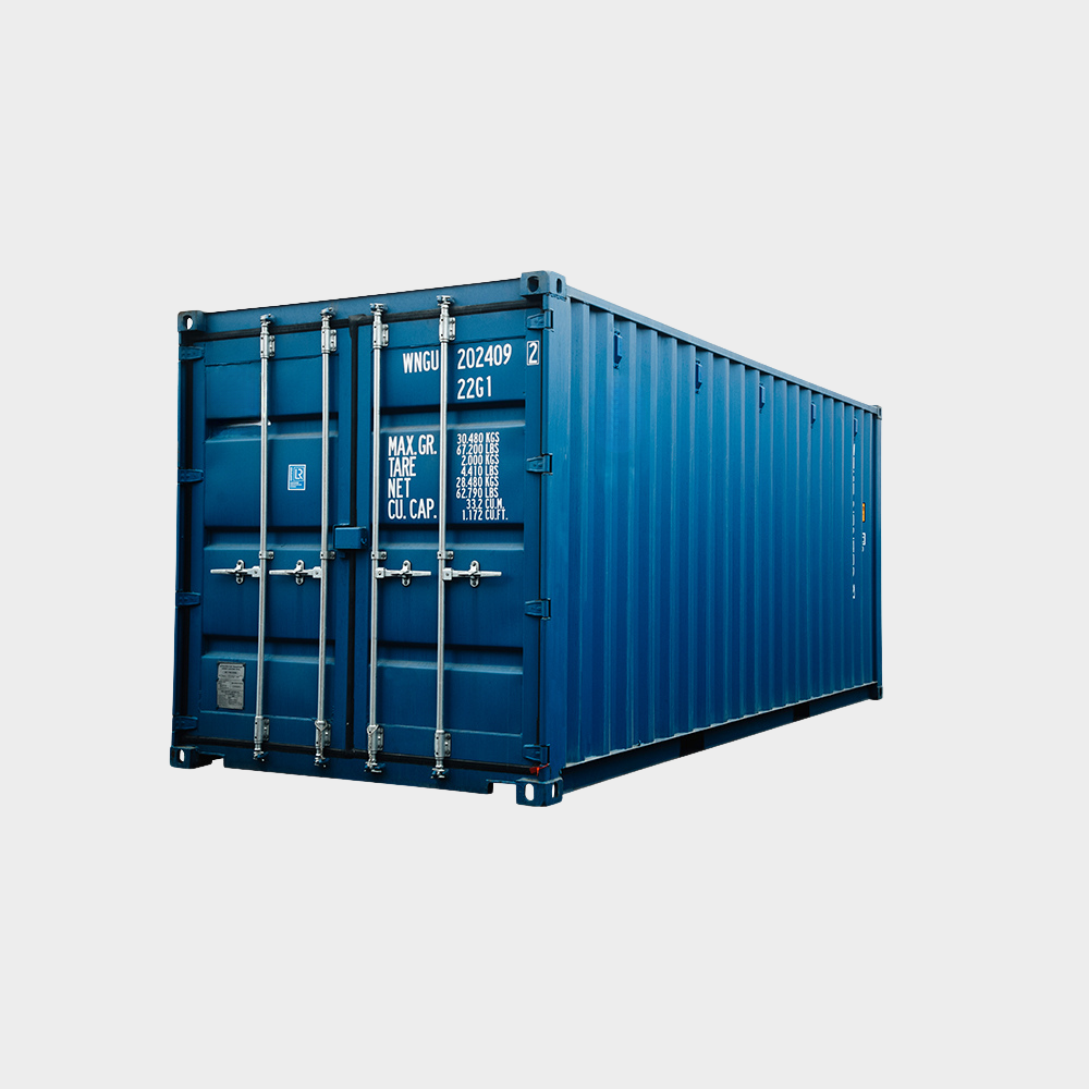 20 fot lagercontainer i blå plåt, fotograferad snett framifrån med stängda dörrar.