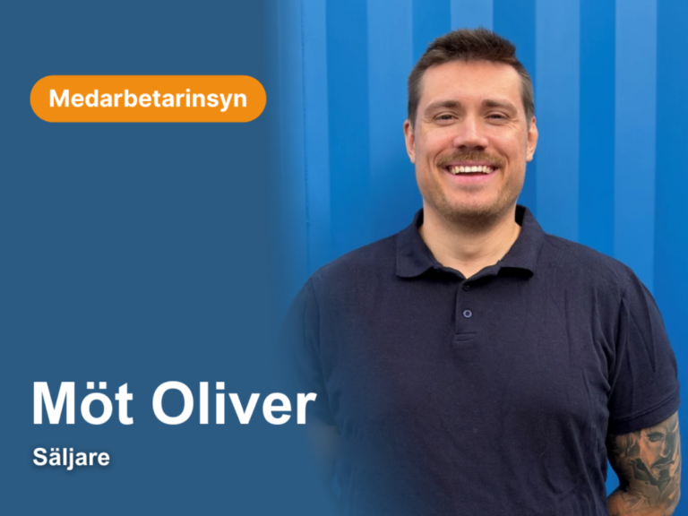 Oliver Dahlin, säljare på LCS, ler framför en blå container. Text på bilden: Medarbetarinsyn, Möt Oliver, Säljare.