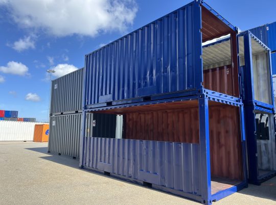 20 fot Gångtunnel Container sedd utifrån i vinkel, med öppningar i båda kortsidorna och håltagning i långsidan